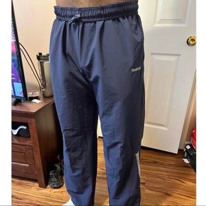 Very nice Reebok sweatpants 
#gympants #sweats #girlsweatpants #mensweatpants